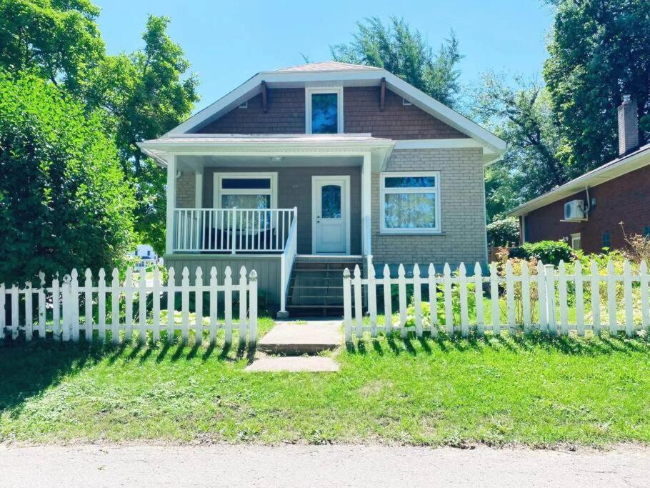 Holiday home New & Cozy Getaway. 7 Mins From The Falls Niagara Falls